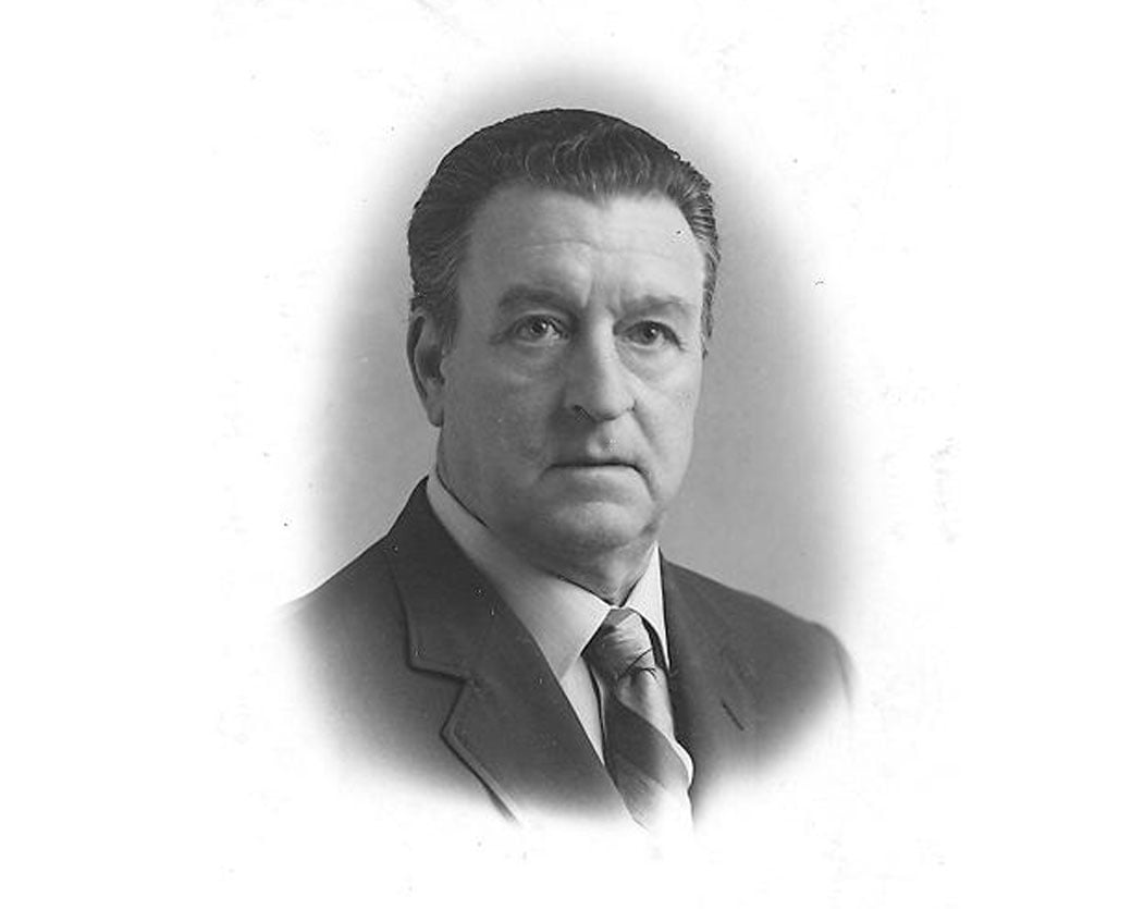 Ritratto d'epoca di un uomo in giacca e cravatta